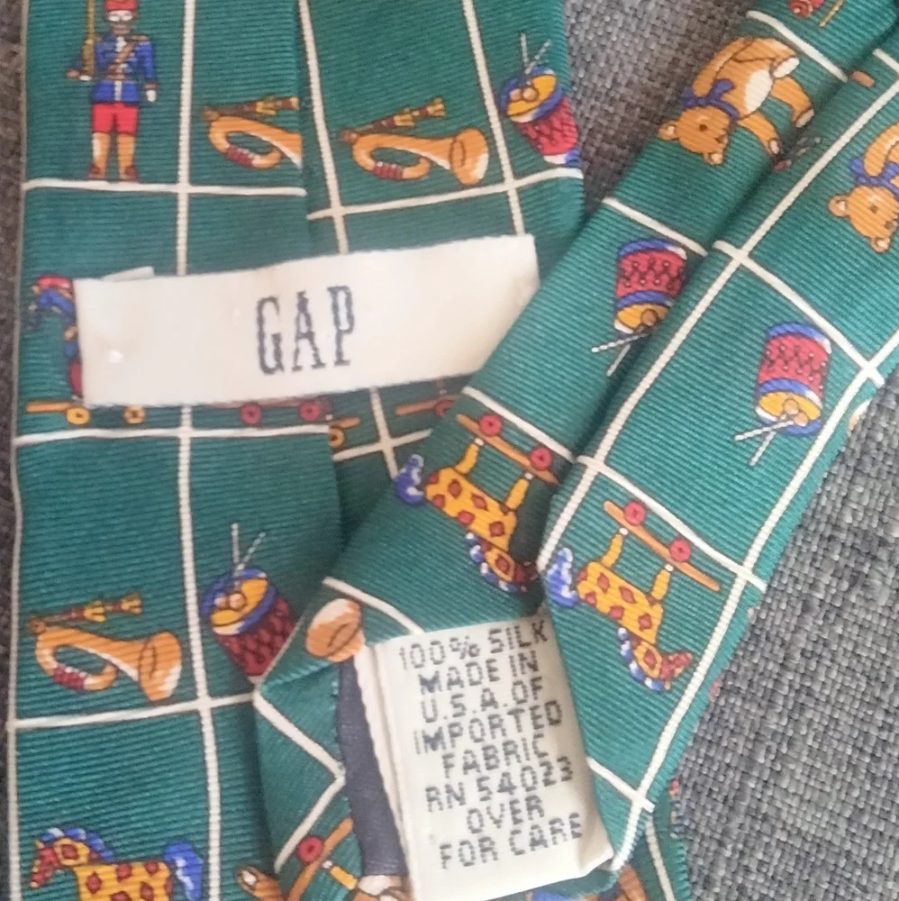 Gap kids neck tie green with Christmas toy pattern